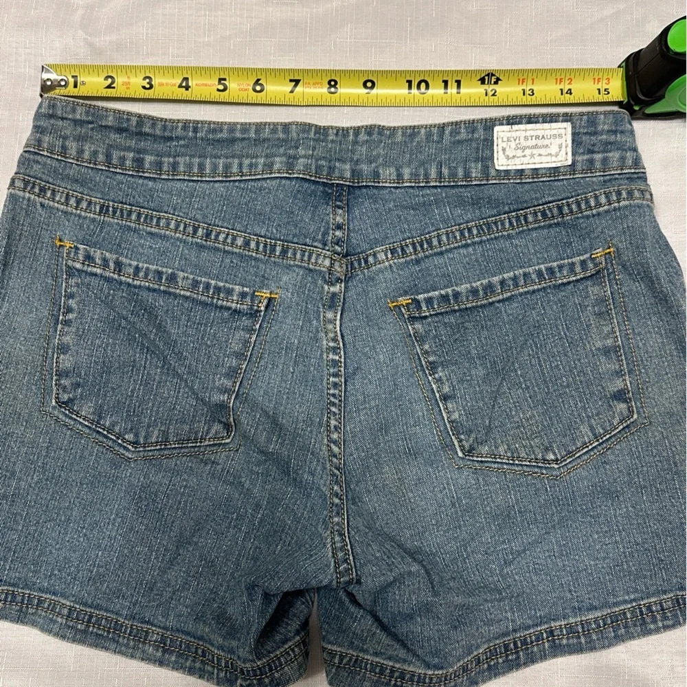 Levi's Women's Classic Blue Jean Shorts - Picture 8 of 10